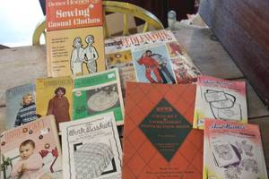 lot 5024 image: Vtg. Crochet Instruction Book and More