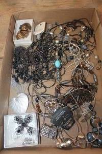 lot 5034 image: Misc. Jewelry