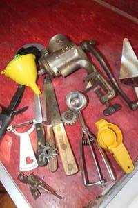 lot 5050 image: Vintage Meat Grinder and More Kitchen Items