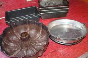lot 5053 image: Vintage Bread Pans and More