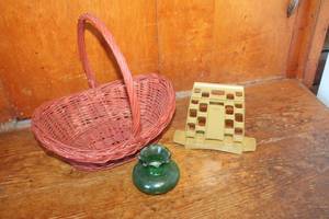 lot 5058 image: Vintage Napkin Holder & More