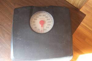 lot 5063 image: Bathroom Scale