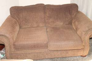 lot 5070 image: Brown Loveseat