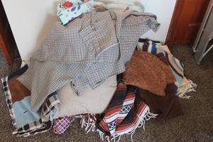 lot 5079 image: Lot of Misc. Blankets, Rugs, Curtains & More