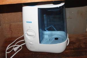 lot 5086 image: Vicks Humidifier