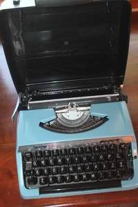 lot 5090 image: Vintage Brother Typewriter wcarrying case