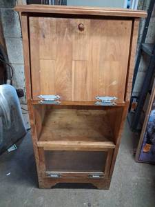 lot 6 image: Wooden Storage Chest with Metal Hardware and Liner