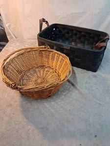 lot 16 image: Longaberger Black Woven Basket with Lid and Handles