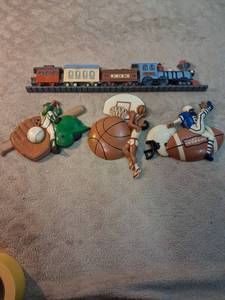 lot 26 image: Toy Train Set PRR with Sports Figurines 8-Piece Lot