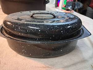 lot 33 image: Black Speckled Enamelware Cookware Set Oval Roaster with Lid and Platters