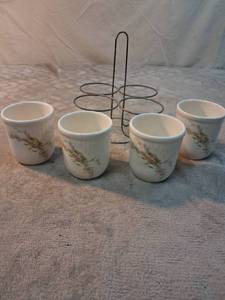 lot 36 image: Hohovin 4 Ceramic Mugs with Metal Carrier Floral Design