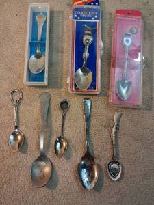 lot 39 image: Lot of 9 Souvenir Spoons Collectors Spoon Packaged Sets