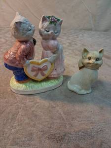 lot 73 image: Ceramic Cat Figurines Lot 2  Pieces Painted Tableware