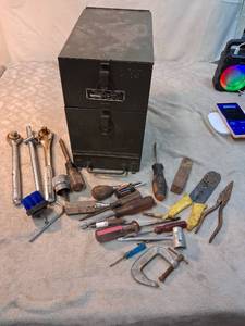 lot 76 image: Signal Corps U.S. Army Chest CH-264 Two-Tier Tool Storage Box