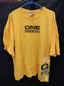 lot 9012 image: Gildan Heavy Cotton 2XL Yellow Gold ONE MIZZOU Graphic T-Shirt