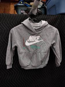 lot 9029 image: Nike Kids Gray Pullover Hoodie Size 4-5 Yrs w Front Pouch Pocket