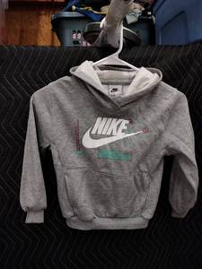 lot 9031 image: Nike Kids Pullover Hoodie Gray w Graphic Logo Size 6 (5-6 Yrs)