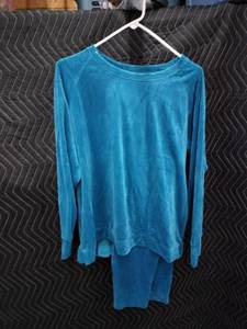 lot 9065 image: Time and Tru Womens Teal Velour 2-Piece Pullover Top and Pants Set Size L 12-14