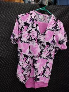 lot 9068 image: Divine Stretch by JDM Pink Ribbon Print Scrub Top Size L w Pink Pants