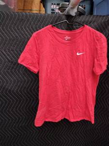 lot 9070 image: Nike The Nike Tee Athletic Cut Short Sleeve Crew Neck T-Shirt Size L