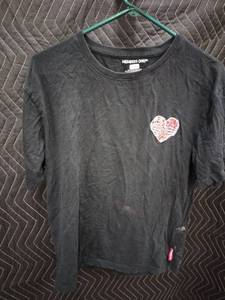 lot 9074 image: Members Only Black Short Sleeve Graphic T-Shirt Size LG Bandana Heart
