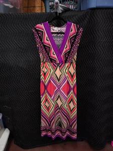 lot 9081 image: Olivia Matthews Womens Medium Geometric Print V-Neck Sleeveless Midi Dress