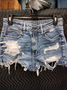lot 9190 image: American Eagle Strigid Womens Distressed Denim Shorts Size US 8
