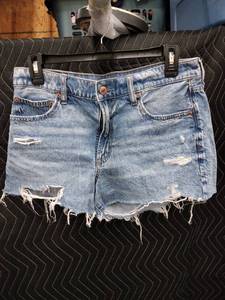 lot 9192 image: American Eagle Womens Distressed Denim Cutoff Shorts Size 6 Light Wash
