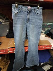 lot 511 image: Juicy Couture Womens Flare Leg Jeans Size 929 w Rhinestone Back Pockets