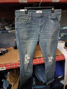 lot 527 image: Fashion Nova Men Distressed Light Wash Denim Jeans Size 38