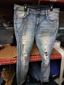 lot 528 image: Fashion Nova Men Distressed Light Wash Denim Jeans Size 38