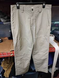 lot 529 image: The North Face Mens Size 34 Tan Nylon Pants with Side Cargo Pocket