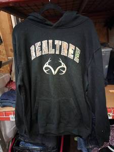 lot 557 image: Realtree by Colosseum Mens Large Black Hooded Sweatshirt w Camo Logo