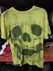 lot 560 image: Neon Yellow-Green Short Sleeve Crew Neck T-Shirt w Large Halftone Skull Graphic