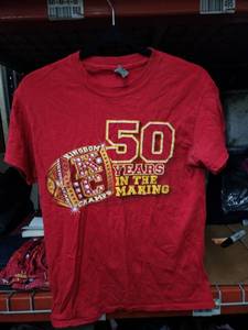 lot 562 image: Gildan Heavy Cotton Red Graphic T-Shirt Kingdom Champs 50 Years In The Making Size S