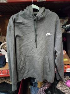 lot 586 image: Nike Mens Gray Pullover Hoodie Sweatshirt Size XXL w Front Pouch Pocket