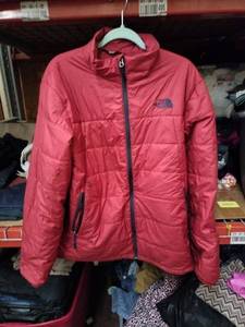 lot 587 image: The North Face Mens Large Quilted Full-Zip Jacket in Red with Navy Zipper