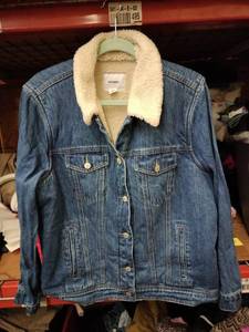 lot 588 image: Old Navy Denim Trucker Jacket w Sherpa Fleece Collar & Lining Size XL