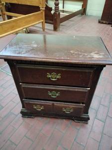 lot 1004 image: Vintage Style 3-Drawer Wood Nightstand w Brass Batwing Pulls
