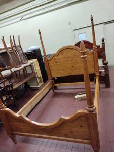 lot 1006 image: Four-Poster Pine Bed Frame with Scalloped Headboard and Footboard, Turned Posts - FullQueen