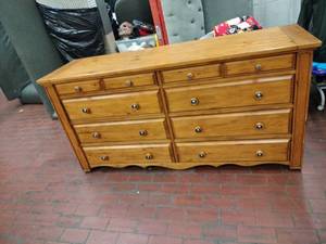 lot 1007 image: Solid Pine 8-Drawer Dresser with Round Knob Pulls and Scalloped Apron