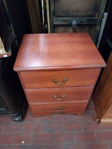 lot 1021 image: 3-Drawer Cherry Finish Nightstand Chest w Brass Bail Pulls