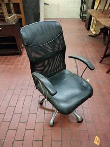 lot 1039 image: High-Back Swivel Office Chair w Mesh Back, Black Seat & Fixed Arms