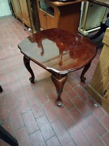 lot 1060 image: Cherry-Tone Wood End Table with Queen Anne Cabriole Legs and Scalloped Top