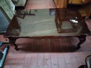 lot 1063 image: Dark Cherry-Finish Wood Coffee Table w Queen Anne Legs & Shell Accent