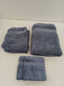 lot 12542 image: Purely Indulgent Towel Set - 1 Bath Towel, 2 Hand Towels, 2 Washcloths