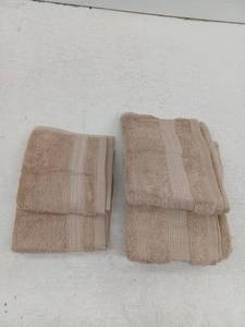 lot 12568 image: Set of 4 Towel Set, 2 Hand Towels, 2 Washcloths