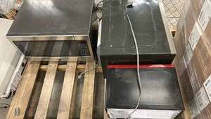 lot 16576 image: Pallet of Microwaves