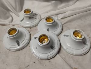 lot 2334 image: White plastic keyless lamp holder