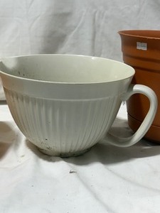 lot 2180 image: Gardening Pots